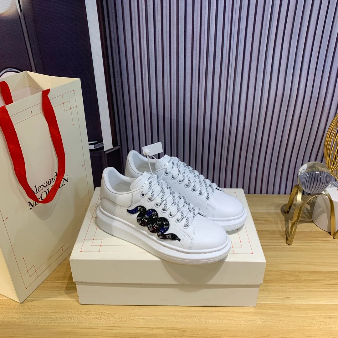 👟👟Ex-factory price 560👟👟Snake pattern professional McQueen factory. Top version. Couple model Alexander McQUEEN high version has been upgraded to the highest quality again✅.McQueen dad shoes 💪McQueen spring, summer, autumn and winter top version purchasing agent level✅ Recruiting national online and offline agents to join🤝 🏆Fabric: Original materials imported from Italy. Texture, water-resistant and non-discoloring 🏆Inner lining: ️A-grade Italian imported lining resistant to dirt, sweat-absorbent, breathable and comfortable 🏆Foot pads: top-grade imported Italian super-soft cowhide leather 🏆Outsole: PU+counter 1:1 🏆Shoe box: original white box. Plus white flip cover for double-layer protection. Cloth bag. Handbag. Certificate of 1:1 mold opening, 4-piece set. Delivered with a pair of shoelaces. 🖕🏿🖕🏿🖕🏿You can choose any pair of shoelaces in any color of our factory 🏆Code number: women’s 34-41. men’s 38-46 🏆Special remarks (women’s size 34.40.41, men’s size 38.45.46 is customized, no returns or exchanges) Win-win cooperation🤝